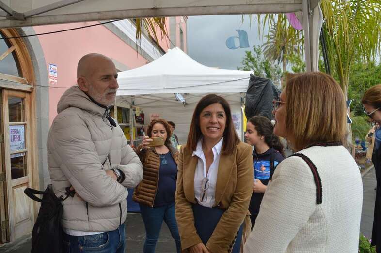 La alcaldesa Carmen Hernández y la concejala de Cultura, Marta Hernández, charlan con el escritor Alejandro Palomas (Foto TA)